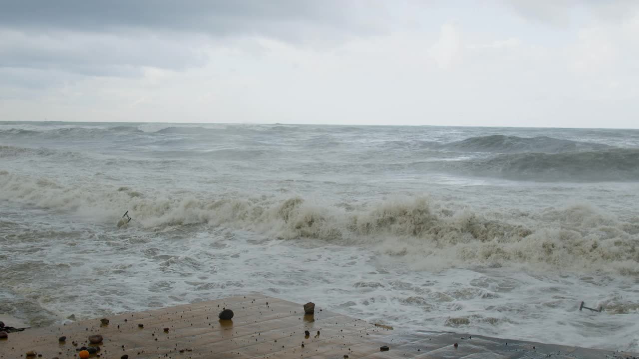 海岸线公路板块在风暴中坠入大海视频素材