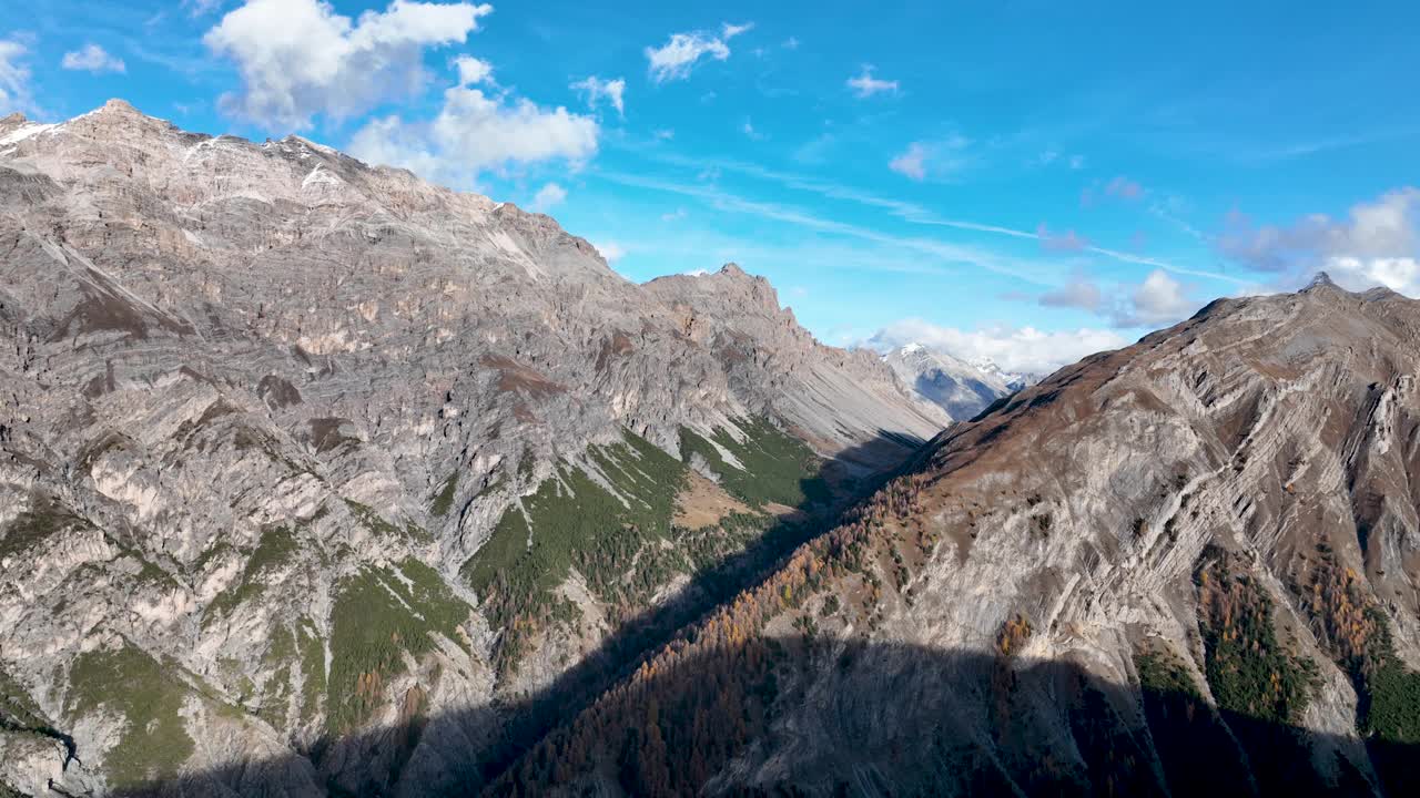 秋天山的鸟瞰图视频素材