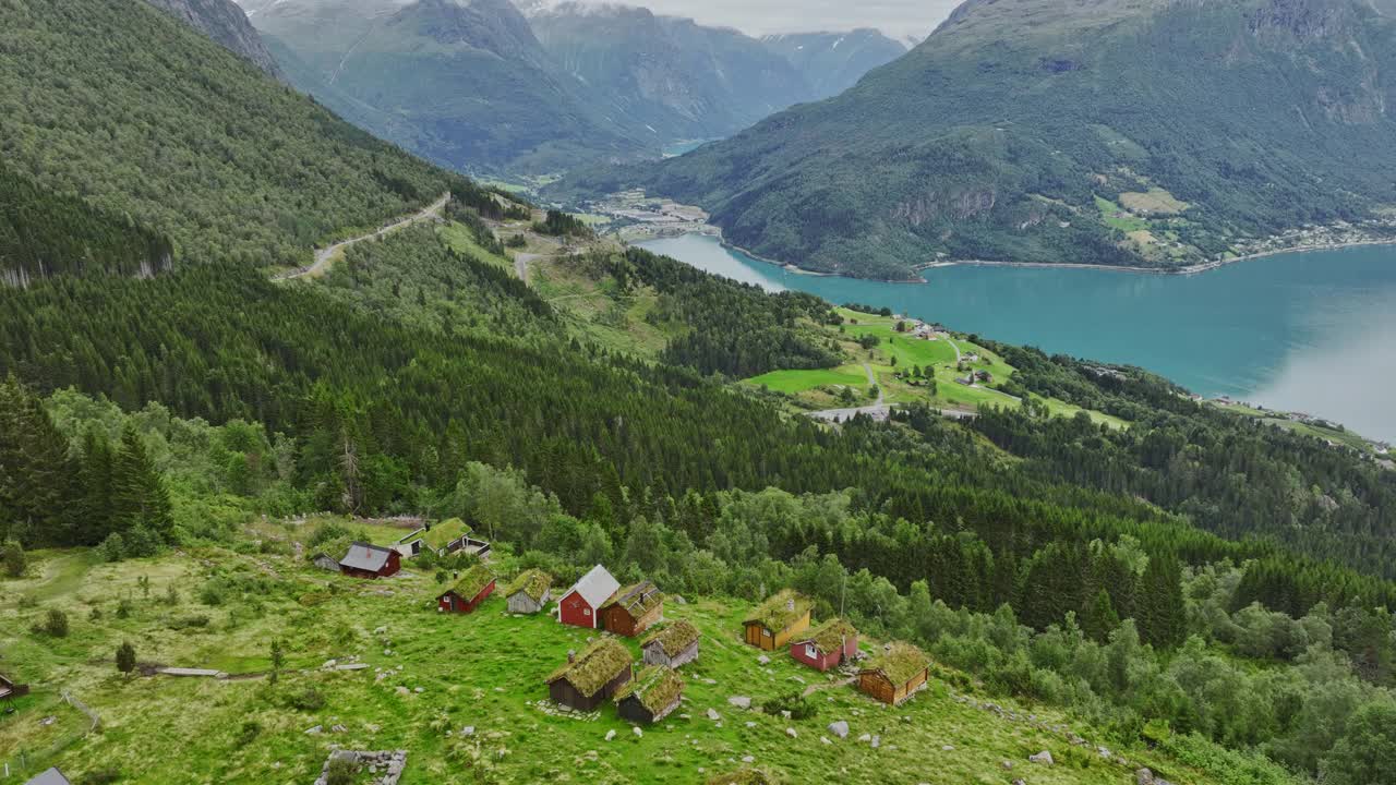 山上挪威村庄的风景鸟瞰图视频素材