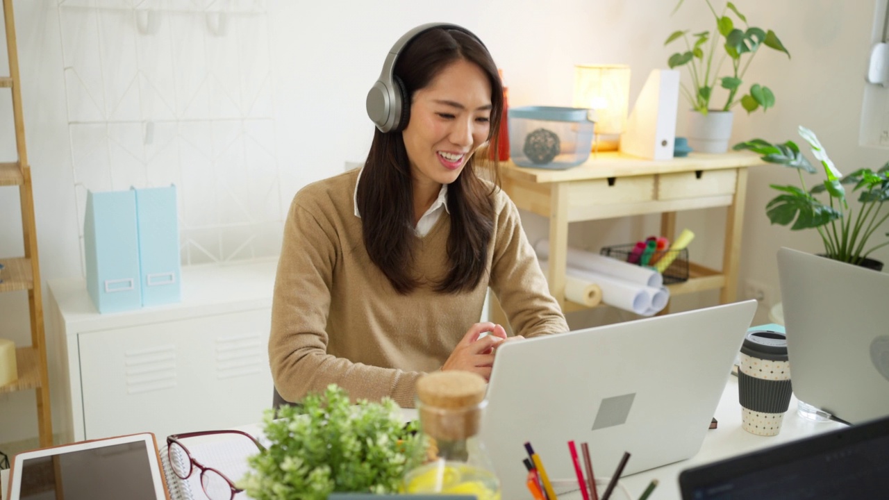 年轻的亚裔女商人在她的办公室举行视频会议视频素材