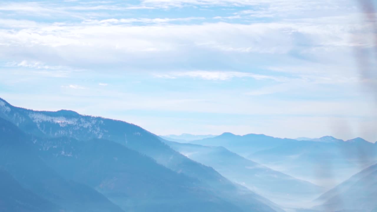 在印度喜马偕尔邦马纳里附近的Rani Sui徒步旅行期间，从山上看到的大雾山层。自然的山地背景。喜马拉雅山在清晨被雾笼罩。视频素材