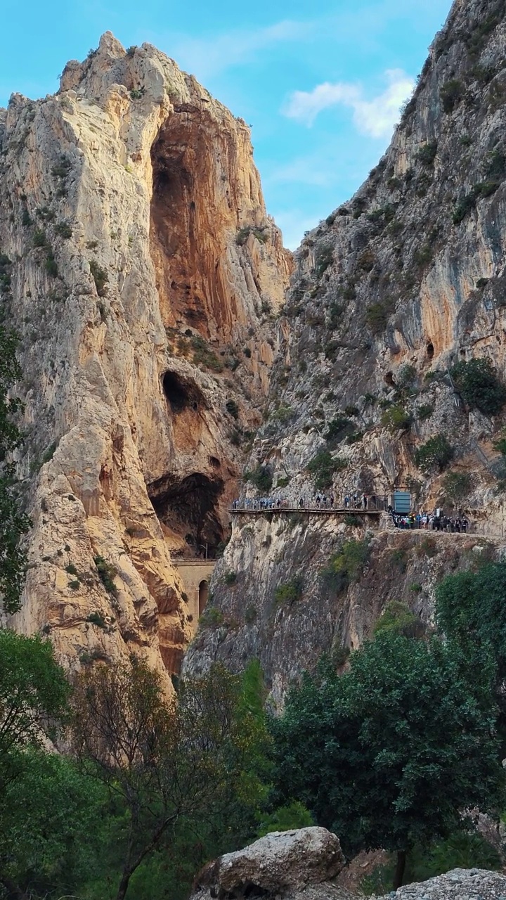 El Caminito Del Rey，国王小径，马拉加省，El Chorro峡谷的美丽景色，阿代尔斯，马拉加，西班牙，慢镜头垂直拍摄。视频素材