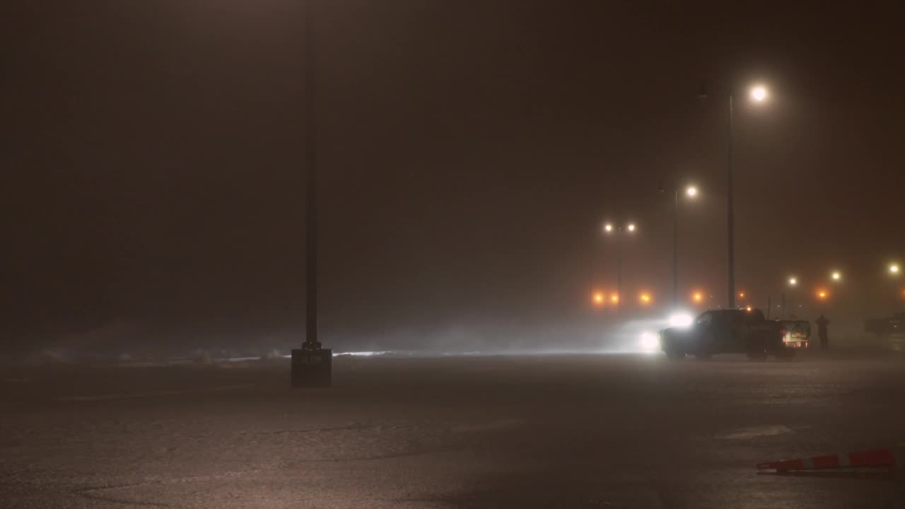 强风和巨浪吹向停车场，内特飓风，密西西比州，广角拍摄，夜晚视频素材