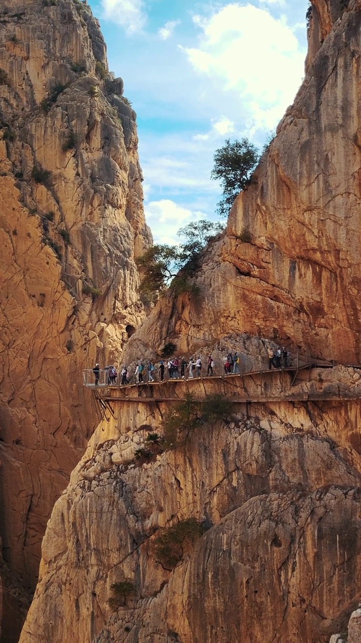 El Caminito Del Rey，国王小径，马拉加省，El Chorro峡谷的美丽景色，阿代尔斯，马拉加，西班牙，慢镜头垂直拍摄。视频素材