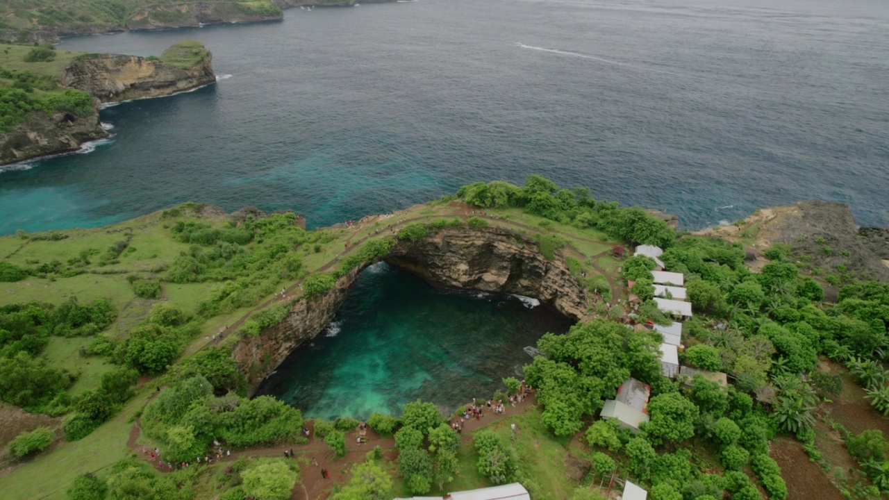 努萨佩尼达岛，巴厘岛水晶海滩和破碎海滩视频素材