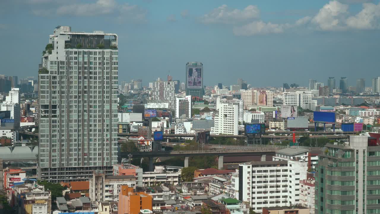 阳光明媚的一天曼谷城市景观中心屋顶全景4k泰国视频素材