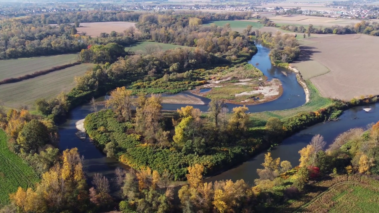 Aerial view of the meanders of the river flowing through the landscape of Bohumín, Czech republic. 4k video视频素材