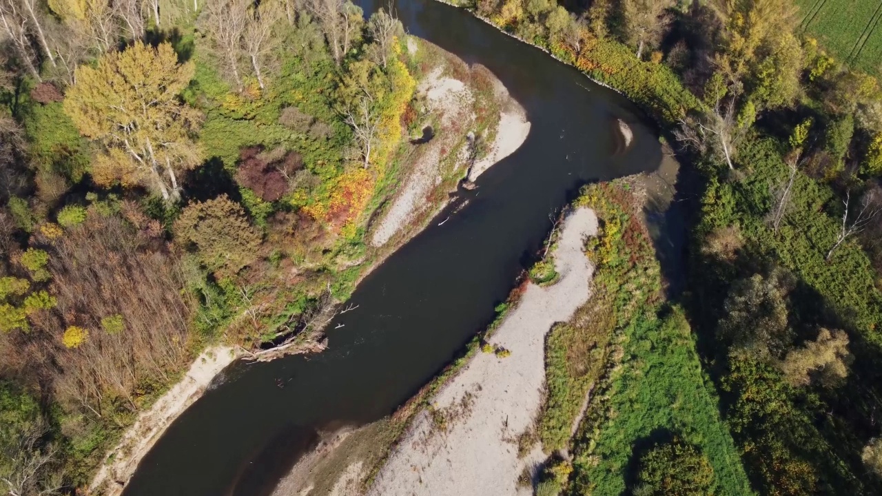 Aerial view of the meanders of the river flowing through the landscape of Bohumín, Czech republic. 4k video视频素材