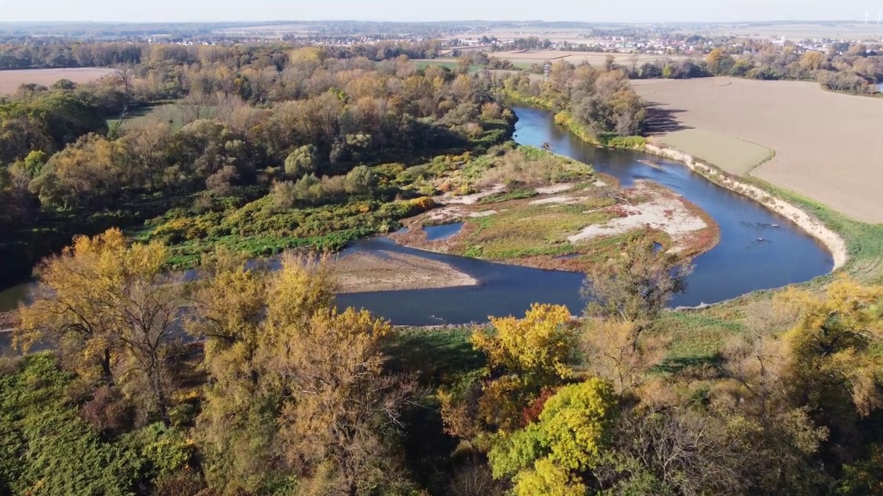 Aerial view of the meanders of the river flowing through the landscape of Bohumín, Czech republic. 4k video视频素材