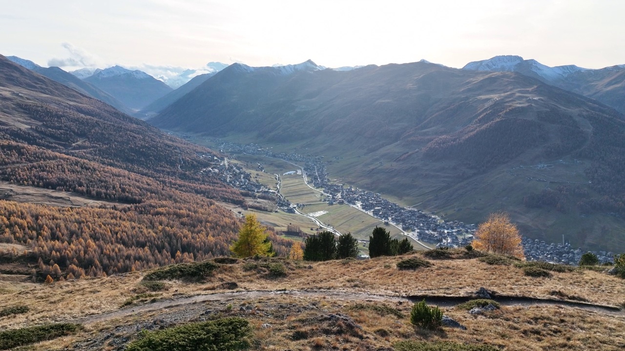 山地车手沿山顶骑行的鸟瞰图视频素材