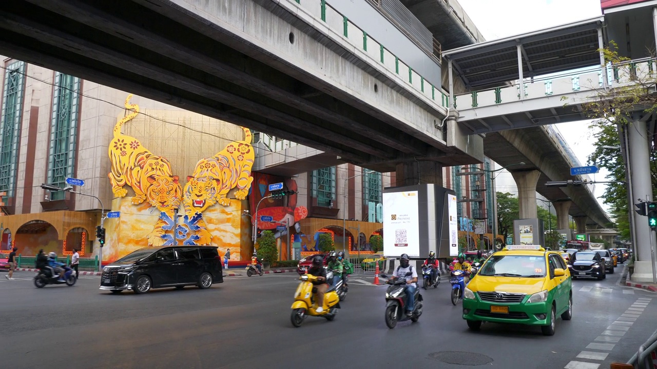 曼谷城市中心区白天交通街道道路十字路口慢镜头全景4k泰国视频素材