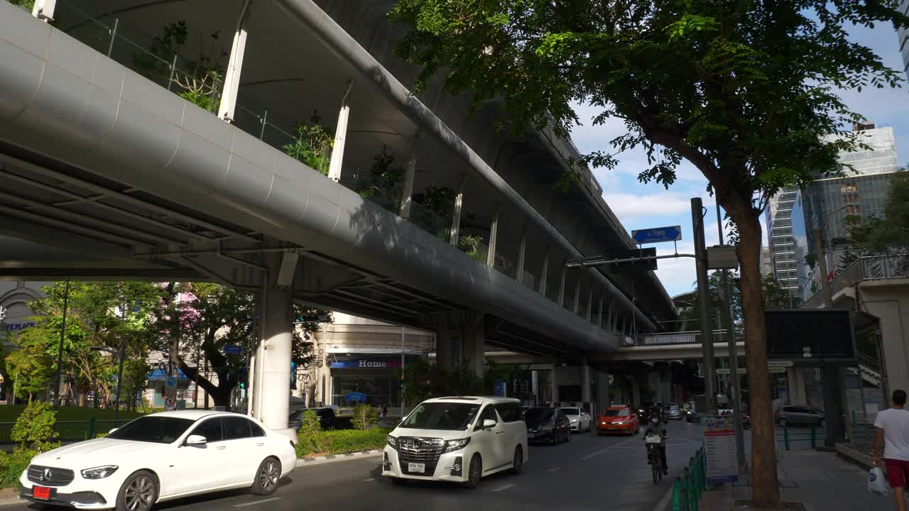 曼谷城市中心区晴天交通街道道路十字路口慢动作侧全景4k泰国视频素材