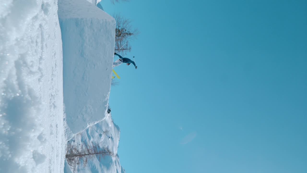 年轻的男性自由式滑雪者在雪上公园跳大空中踢腿视频素材