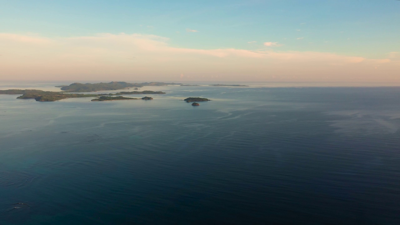 海景，岛屿上空的清晨。热带岛屿上的日出。菲律宾卡拉莫恩群岛视频素材