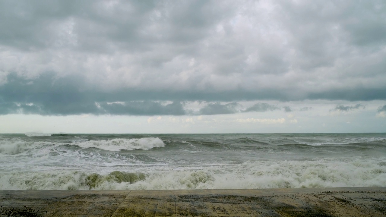 海岸线上的风暴海浪和天空中的云视频素材