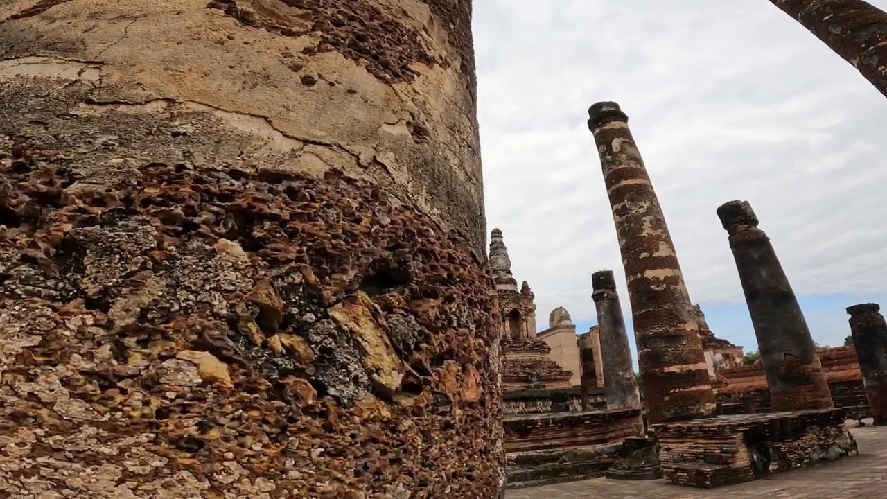 玛哈那寺中央的宝塔和赤地群。Mahathat寺是素可泰历史公园中最重要和最令人印象深刻的寺庙建筑群。视频素材