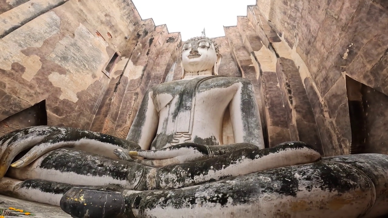 在城墙外的素可泰历史公园的北部地区，一座有屋顶的Wat Si Chum寺的标志性巨大佛像。视频素材