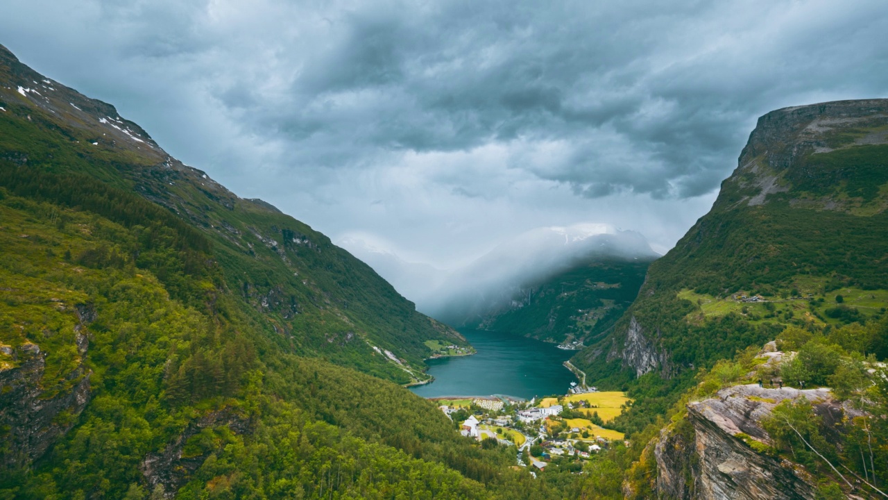 Geirangerfjord,挪威。Geiranger在Geirangerfjorden在阳光灿烂的夏日。著名的挪威地标和热门目的地视频素材