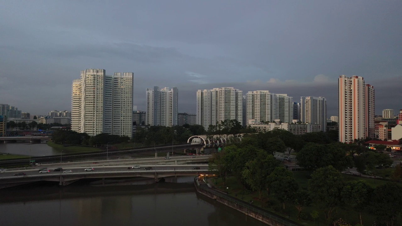 无人机飞越河流飞向城镇视频素材