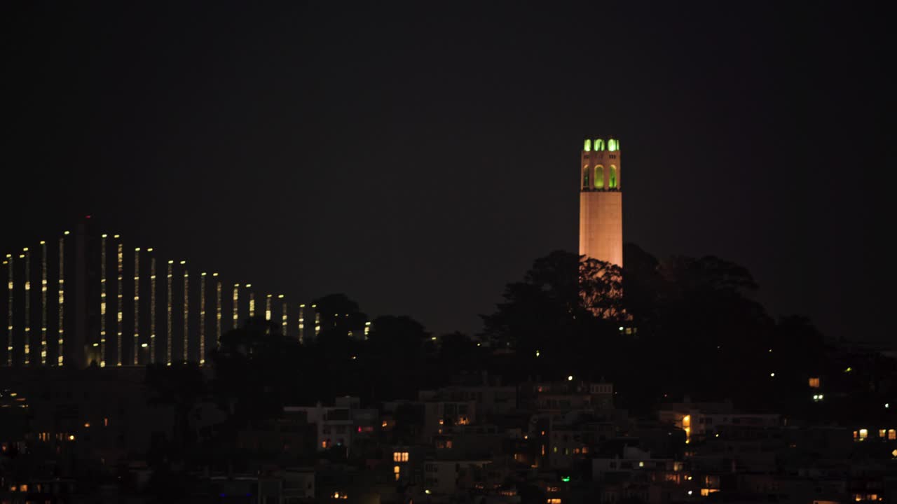 夜晚在旧金山电报山上闪闪发光的科伊特塔视频素材