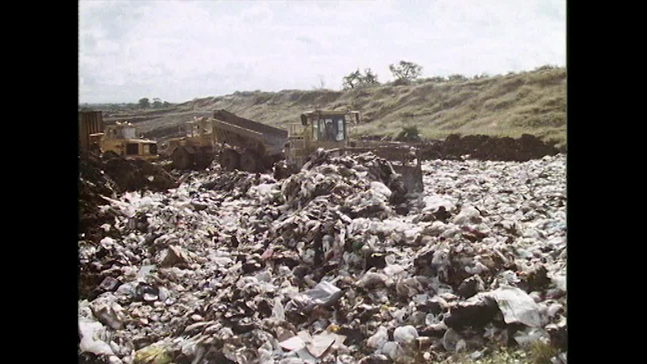 潘活跃和繁忙的垃圾填埋场在埃塞克斯，英国;1988视频素材