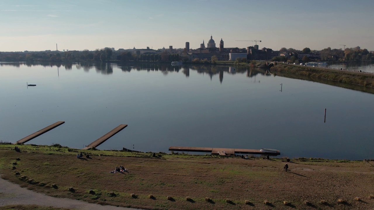 从Lago di Mezzp湖俯瞰伦巴第曼图亚镇的全景鸟瞰图视频素材