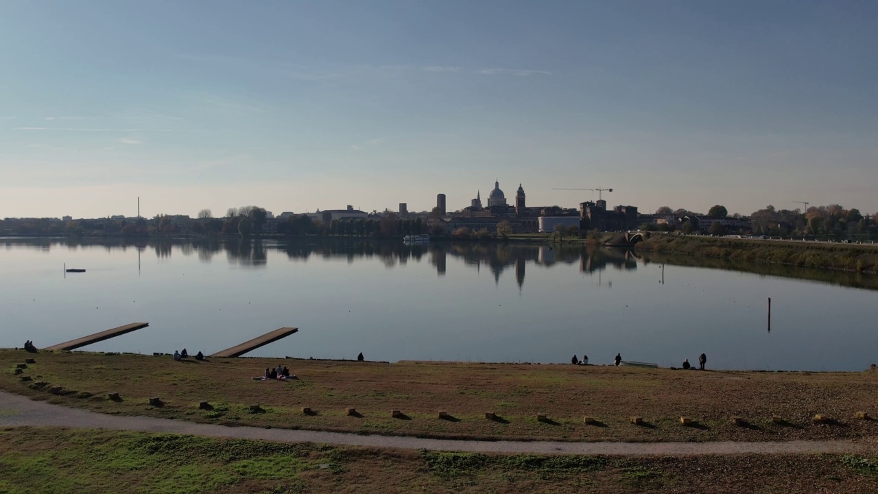 从Lago di Mezzp湖俯瞰伦巴第曼图亚镇的全景鸟瞰图视频素材