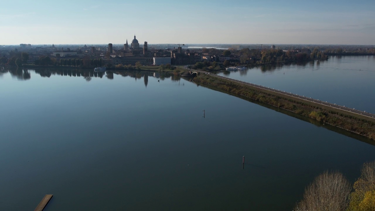 从Lago di Mezzp湖俯瞰伦巴第曼图亚镇的全景鸟瞰图视频素材