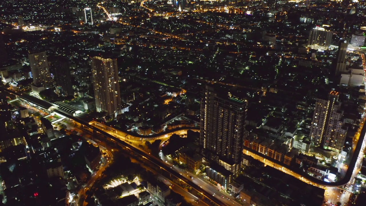 泰国曼谷市区天际线公路街道的鸟瞰图。亚洲智慧城市的金融区和商业中心。夜间的摩天大楼和高层建筑。视频素材