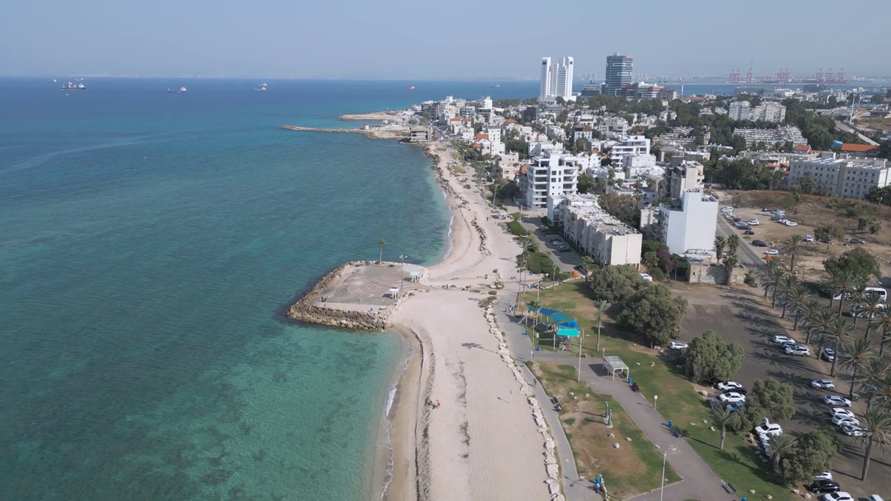 以色列海法市的海滩鸟瞰图视频素材