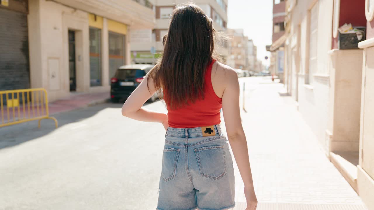 年轻的白人女子站在街上，双手交叉视频素材