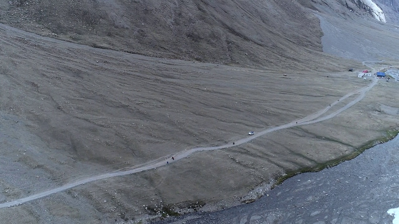 中国，白雪皑皑的山峦与湛蓝的天空相映成辉视频素材