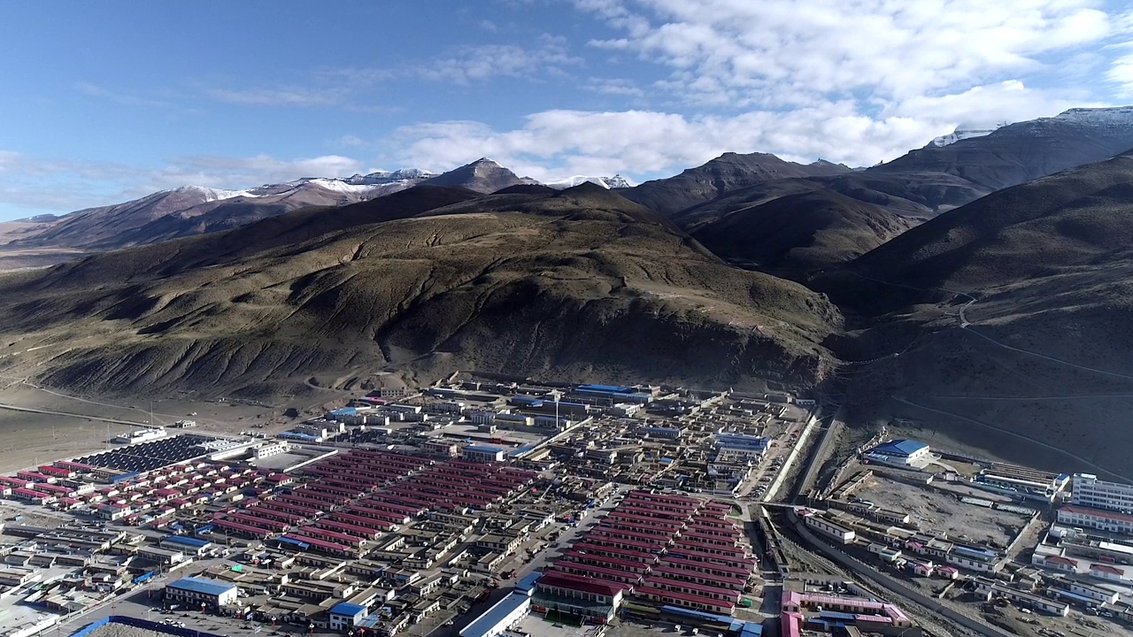 中国，白雪皑皑的山峦与湛蓝的天空相映成辉视频素材