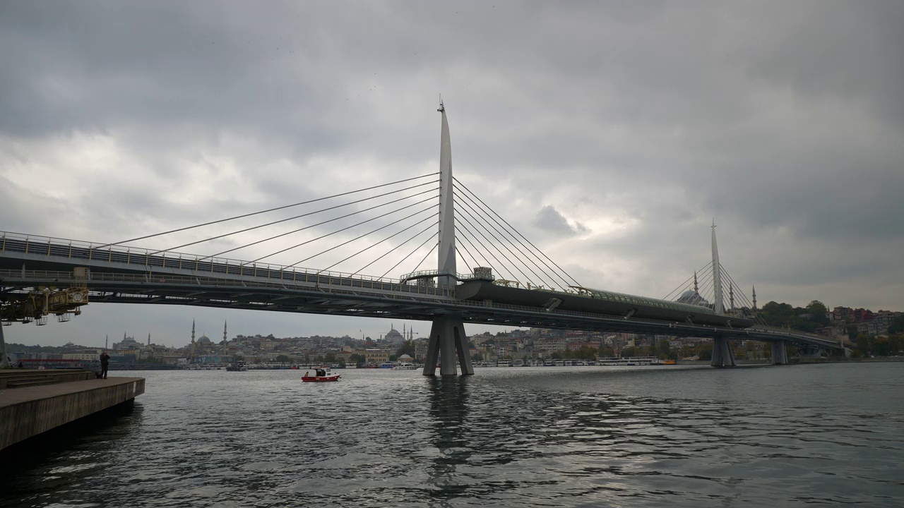 白天时间伊斯坦布尔市著名的海湾地铁大桥全景4k土耳其视频素材