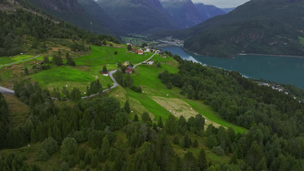 山上挪威村庄的风景鸟瞰图视频素材