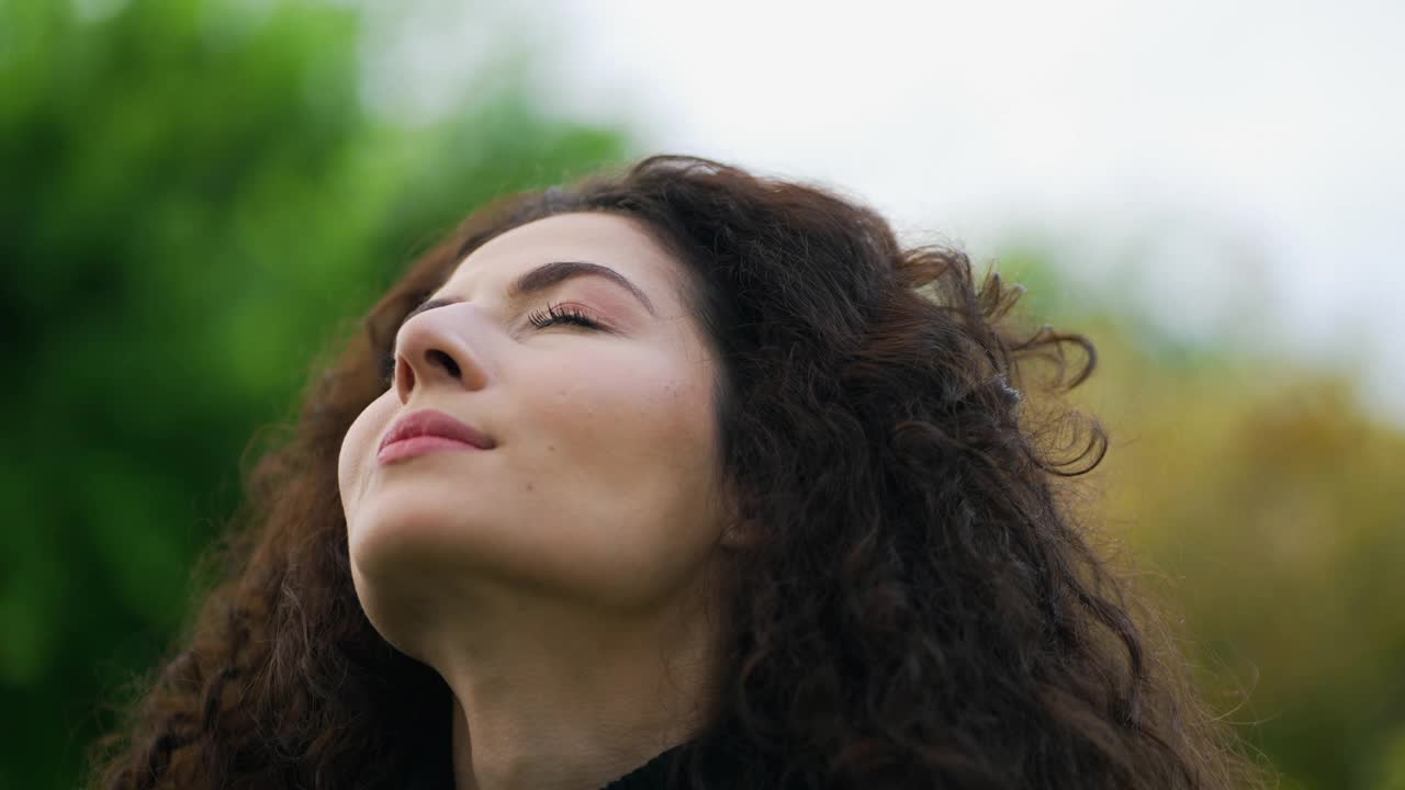 充满希望和信念的年轻女子仰望天空。沉思的女孩睁开眼睛，感觉自由视频素材