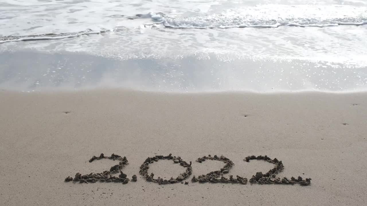 从2022年到2023年的过渡，在海沙上写字视频素材