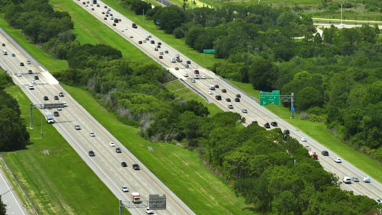 鸟瞰繁忙的美国高速公路与沉重的快速移动的交通。州际运输概念视频素材