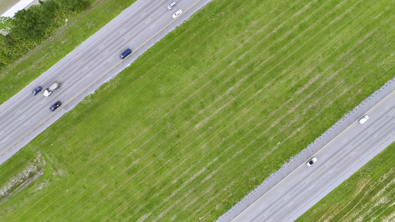 鸟瞰繁忙的美国高速公路与沉重的快速移动的交通。州际运输概念视频素材