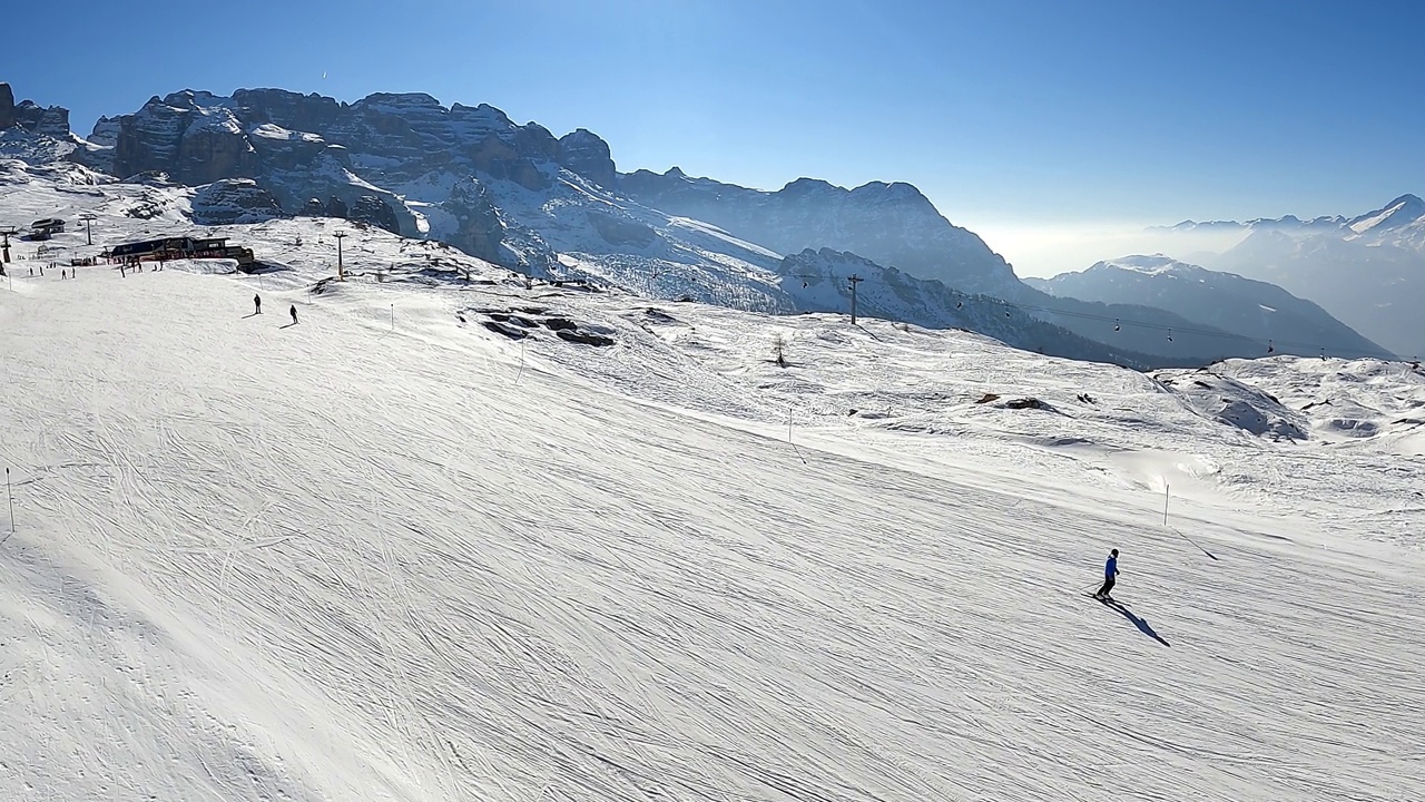 麦当娜di Campiglio。从缆车到达山顶，俯瞰滑雪坡道的惊人鸟瞰图。意大利道罗麦特炸药。最好的滑雪场视频素材