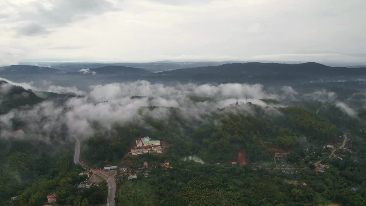 建筑，道路，迷雾，森林，山，云，在山上移动视频素材