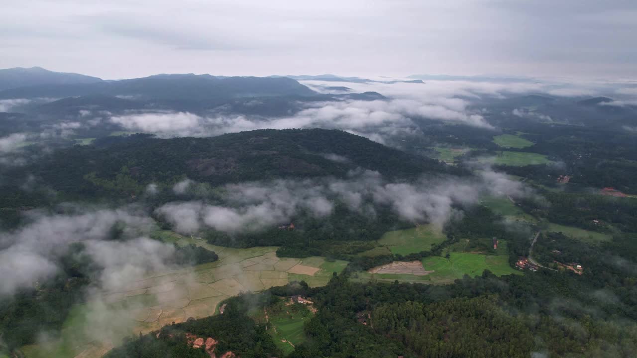 农场之间的迷雾森林山脉。云在山上移动视频素材