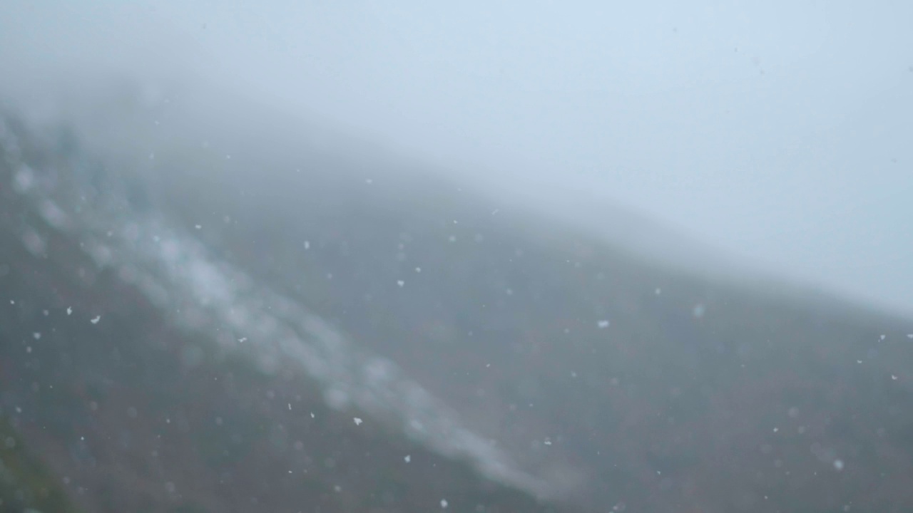 在印度喜马偕尔邦的马纳里，冬季暴风雪期间，在山前的降雪的慢动作全帧镜头。在印度山区拍摄的暴雪慢动作视频。视频素材