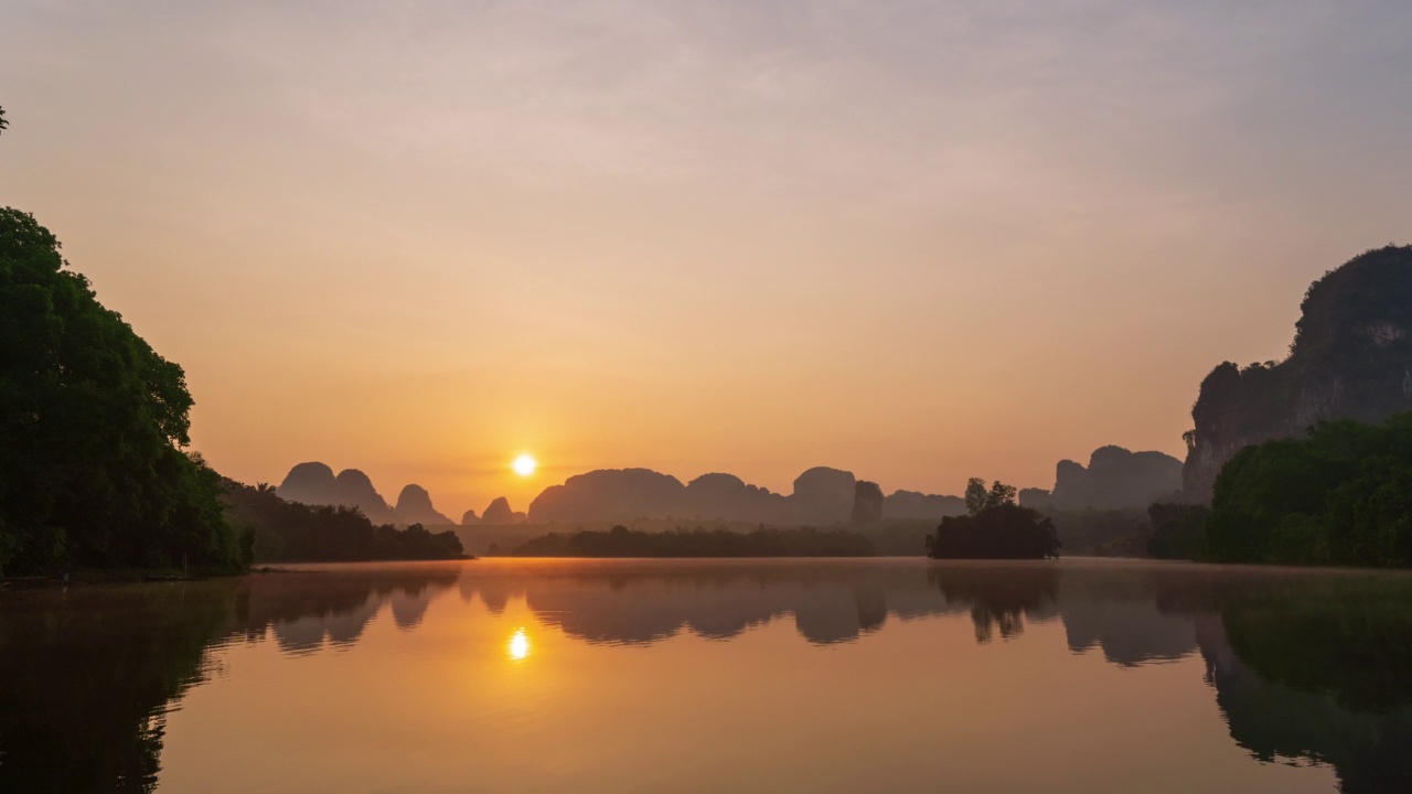 日出时的Nong Thale，甲米宁静的湖泊，著名的摄影旅游目的地;从夜晚到白天-时间推移视频素材