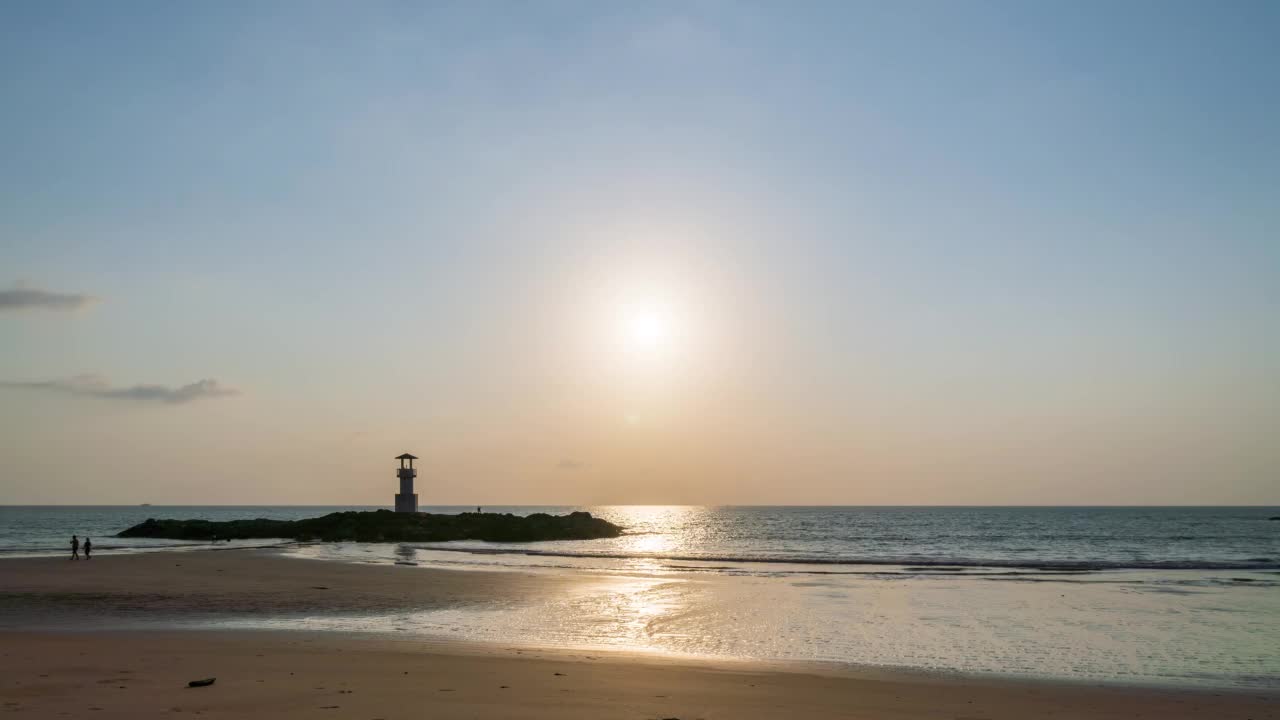 Khao Lak海滩，有灯光灯塔或灯塔，在黄昏时导航，著名的旅游目的地和度假胜地附近普吉岛，攀牙，泰国;从白天到夜晚-时间推移视频素材