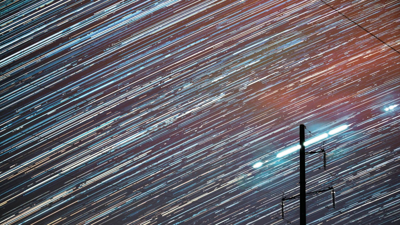 电力线上的星星轨迹。4k时间推移夜空星空。夜空背景上的星迹。大曝光。天空中惊人的星星效果。星星旋转的天空背景。时间流逝，时间流逝，时间流逝视频素材