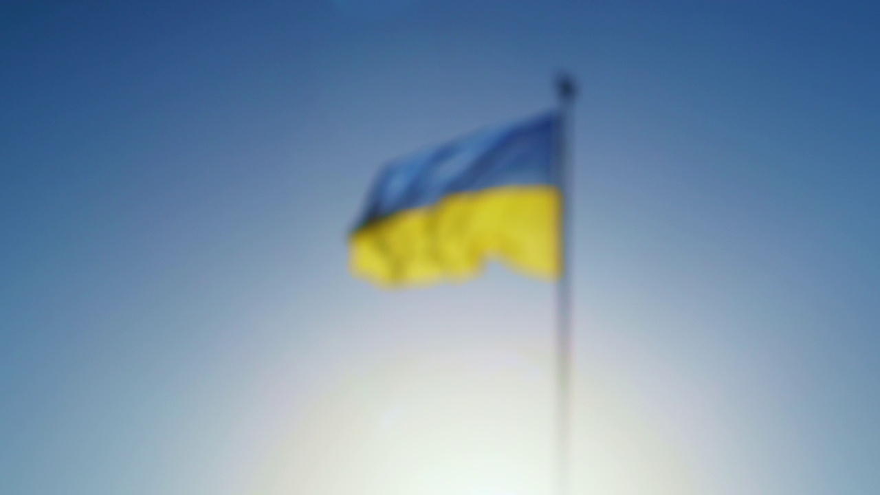 乌克兰国旗迎风飘扬的模糊慢镜头。乌克兰的国家象征是旗杆上的蓝色和黄色。乌克兰人的国家象征视频素材