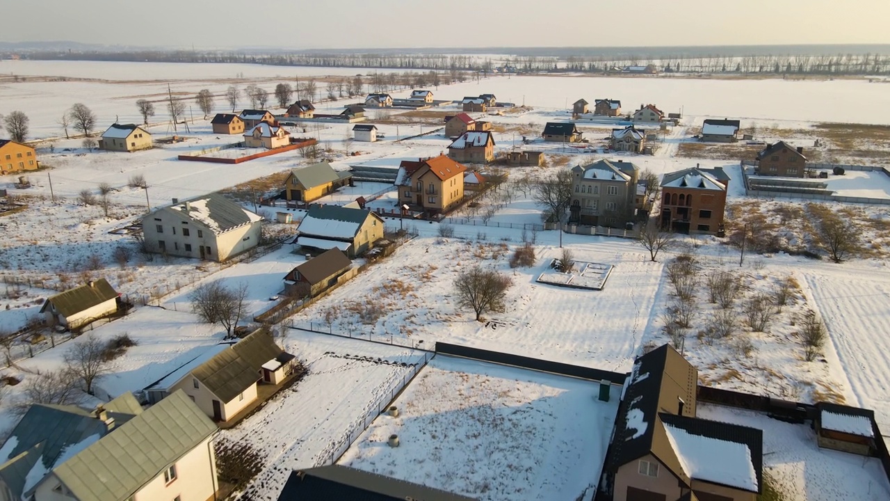 在寒冷的冬天，郊区郊区的私人住宅屋顶被雪覆盖的鸟瞰图视频素材