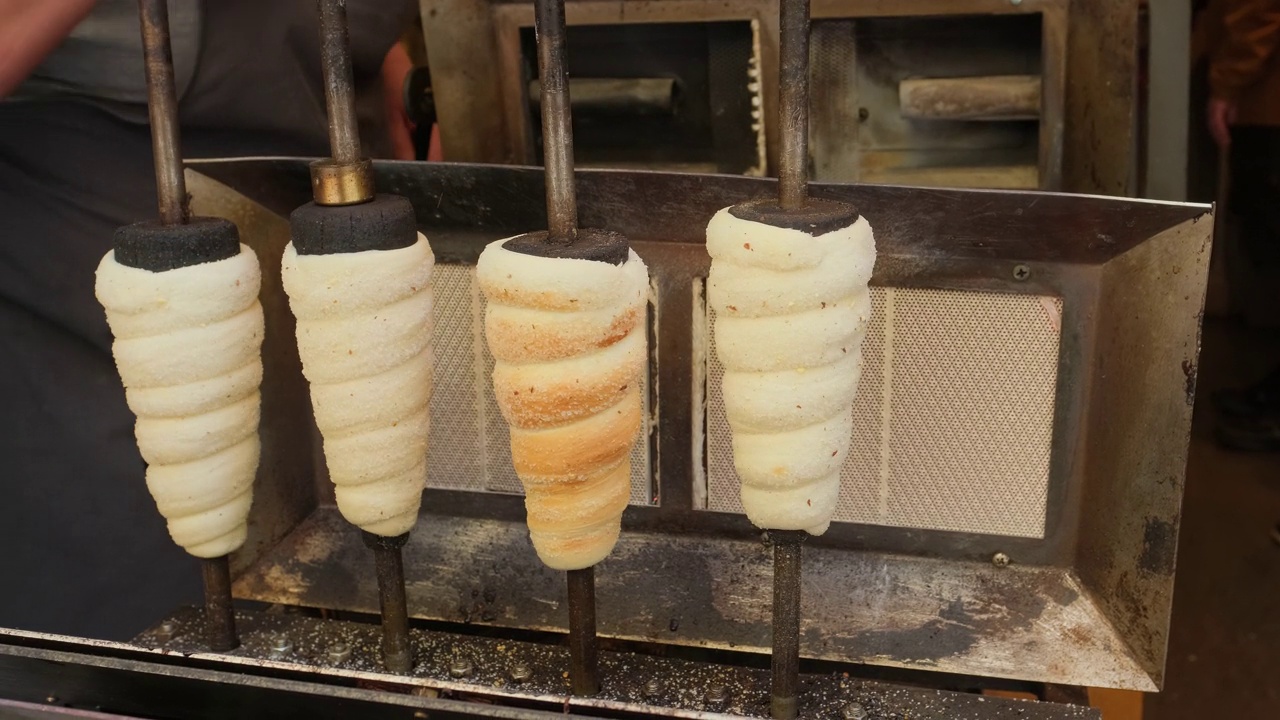 捷克布拉格街头市场上的传统捷克糕点Trdelnik。视频素材