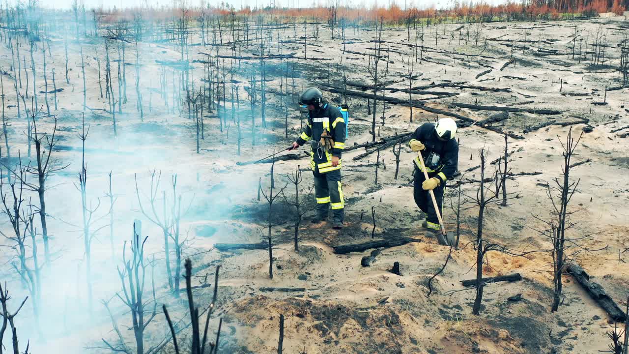 消防队员正在扑灭剩余的森林大火视频素材